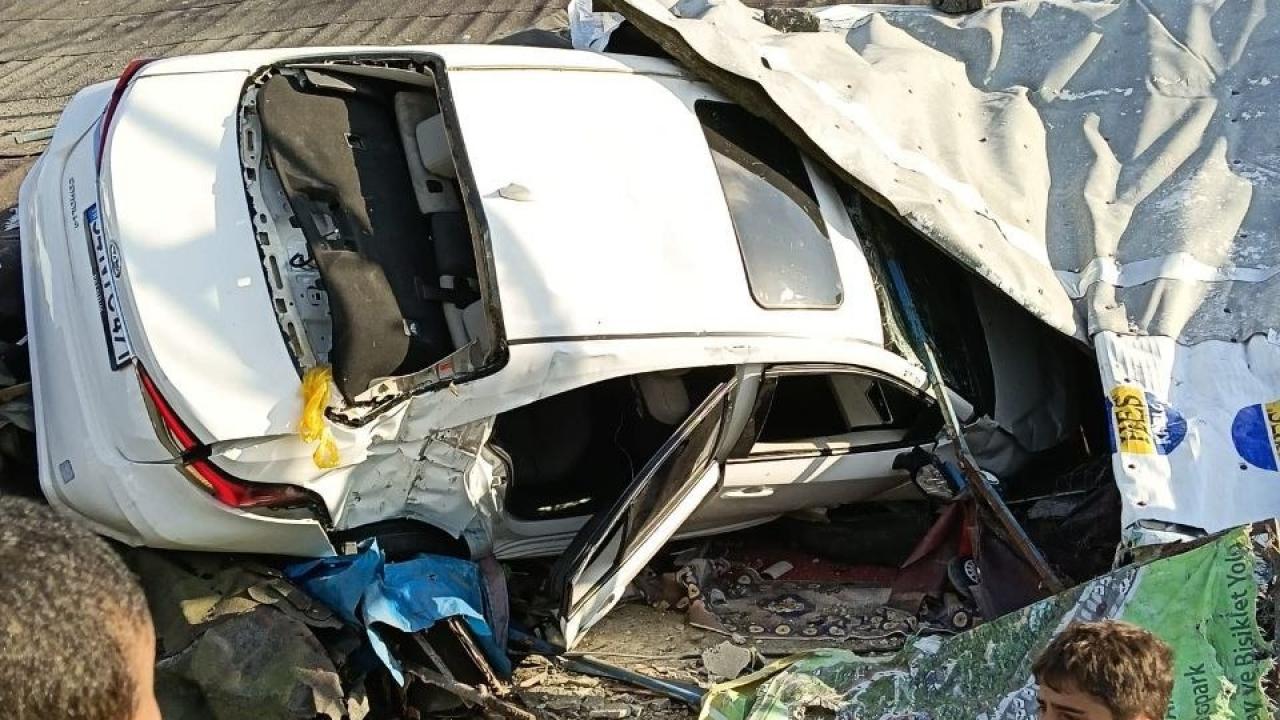 İstanbul’da bir otomobil gecekonduya çarptı! Yaralılar var