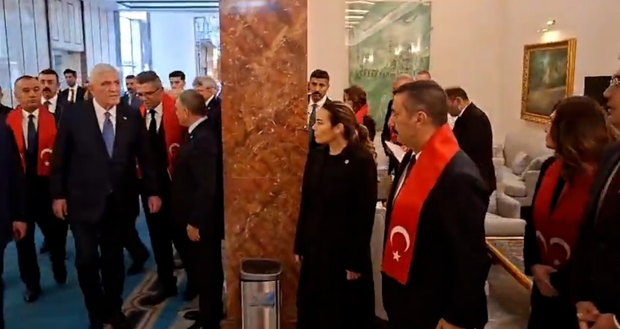 İYİ Parti Meclis’e bayraklarla girdi!
